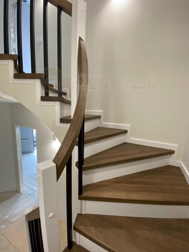 Бетонная лестница, обшитая деревом + ограждение с гнутыми поручнями (фото )Бетонная лестница, обшитая деревом + ограждение с гнутыми поручн